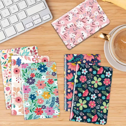 des petits carnets au motif fleuri trop mignon. Plein de couleurs et de formes différentes, ils invitent à l'inspiration et à la créativité comme si vous étiez dans un champs de fleurs.