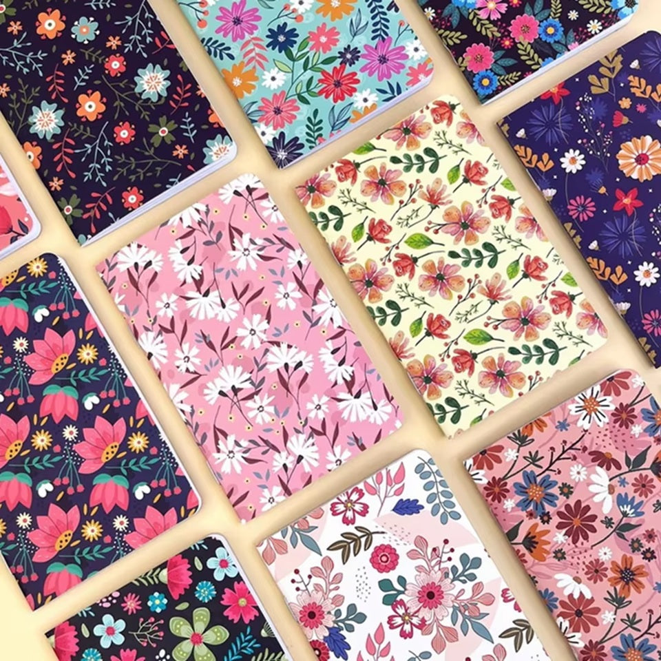des petits carnets au motif fleuri trop mignon. Plein de couleurs et de formes différentes, ils invitent à l'inspiration et à la créativité comme si vous étiez dans un champs de fleurs.
