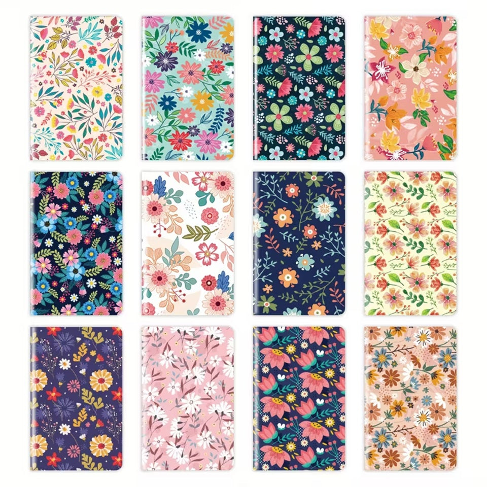 des petits carnets au motif fleuri trop mignon. Plein de couleurs et de formes différentes, ils invitent à l'inspiration et à la créativité comme si vous étiez dans un champs de fleurs.