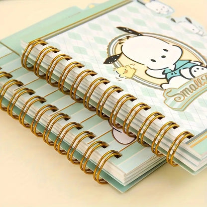 des carnets de couleur verte inspirés du personnage de Sanrio : Pochacco le petit chien Retrouvez-le dans différentes illustrations mignonnes. A l'intérieur des carnets, on trouve des intercalaires pour optimiser ses notes.
