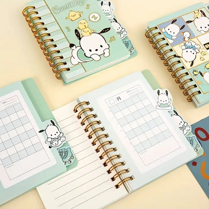 des carnets de couleur verte inspirés du personnage de Sanrio : Pochacco le petit chien Retrouvez-le dans différentes illustrations mignonnes. A l'intérieur des carnets, on trouve des intercalaires pour optimiser ses notes.
