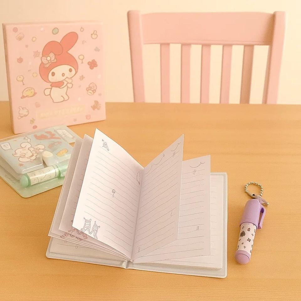 des petits carnets inspirés des personnages de sanrio : pompompurin, My Melody, Kruomi et Cinnamoroll. Ils ont un petit stylo qui permet de toujours avoir de quoi écrire.