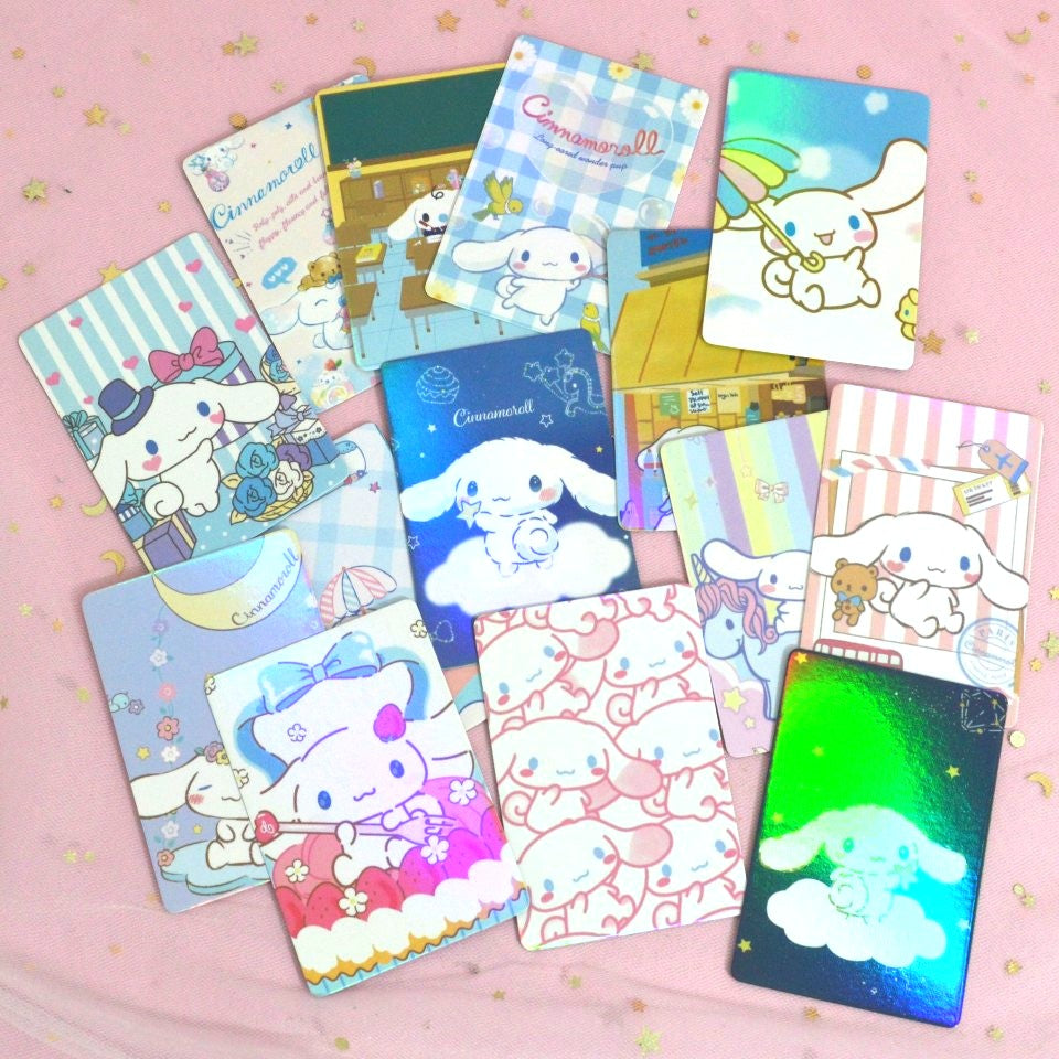 un lot de 5 cartes à collectionner Cinnamoroll. Les cartes ont un effet irisé brillant. Les illustrations de Cinnamoroll sont diverses, variées, colorées et aussi mignonnes que son univers.