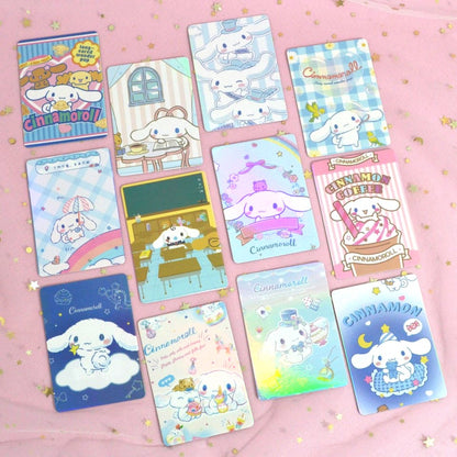 un lot de 5 cartes à collectionner Cinnamoroll. Les cartes ont un effet irisé brillant. Les illustrations de Cinnamoroll sont diverses, variées, colorées et aussi mignonnes que son univers.