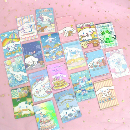 un lot de 5 cartes à collectionner Cinnamoroll. Les cartes ont un effet irisé brillant. Les illustrations de Cinnamoroll sont diverses, variées, colorées et aussi mignonnes que son univers.