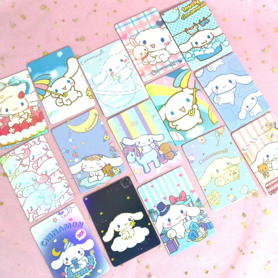 un lot de 5 cartes à collectionner Cinnamoroll. Les cartes ont un effet irisé brillant. Les illustrations de Cinnamoroll sont diverses, variées, colorées et aussi mignonnes que son univers.