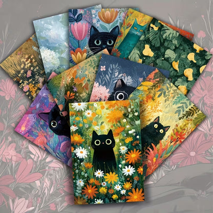 des cartes postales mettant en scène un adorable chat noir dans des décors de plantes et de fleurs colorées. Scènes adorales et pleines de malice.