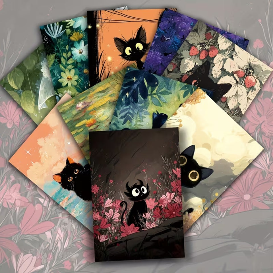 des cartes postales mettant en scène un adorable chat noir dans des décors de plantes et de fleurs colorées. Scènes adorales et pleines de malice.