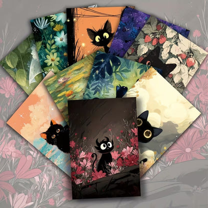 des cartes postales mettant en scène un adorable chat noir dans des décors de plantes et de fleurs colorées. Scènes adorales et pleines de malice.