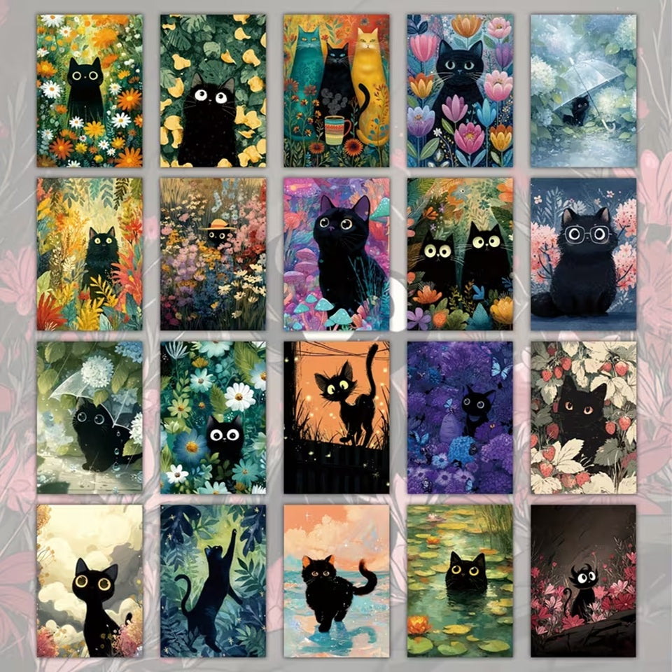 des cartes postales mettant en scène un adorable chat noir dans des décors de plantes et de fleurs colorées. Scènes adorales et pleines de malice.