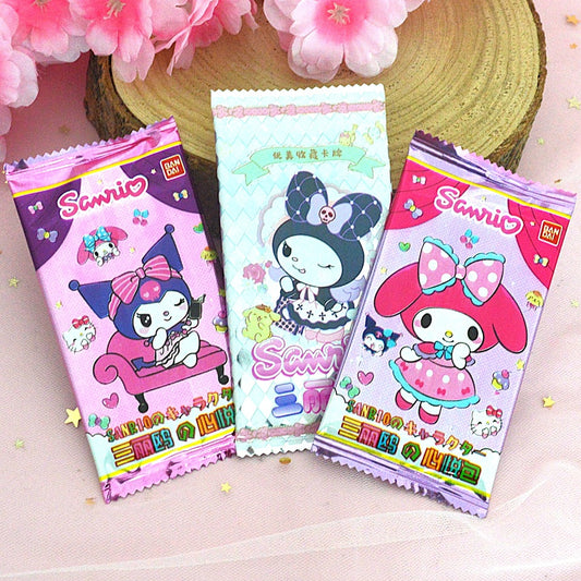 un paquet de cinq cartes mystères d'illustrations sur les personnages Sanrio. Parfaites pour les collectionneurs.