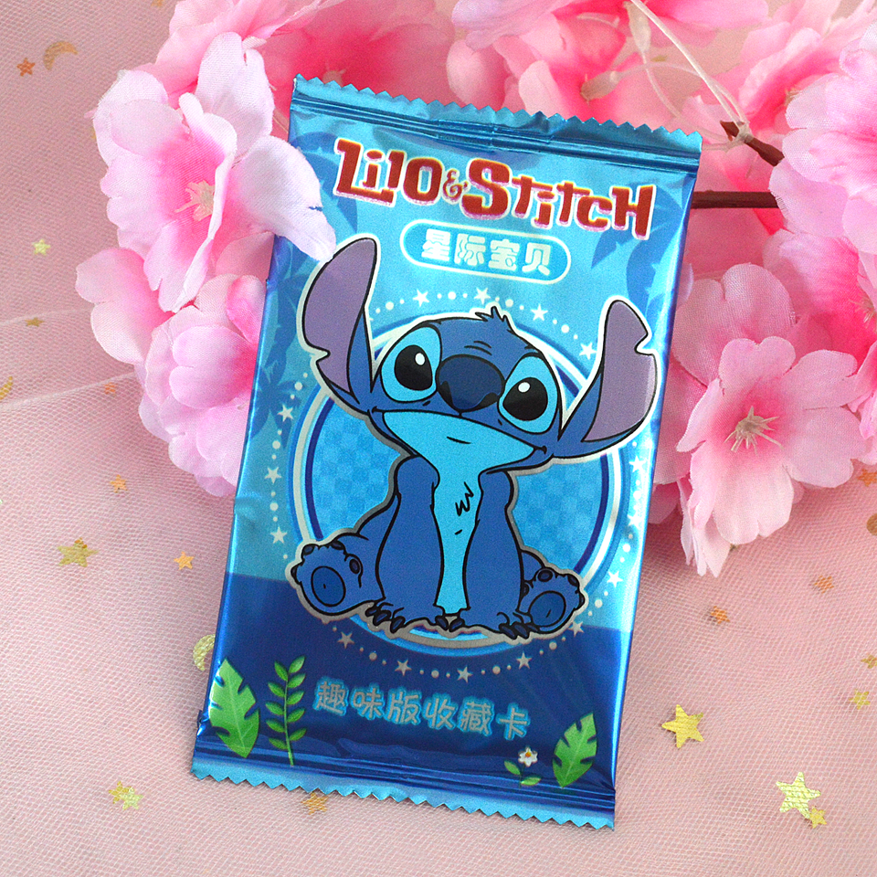 un paquet de cartes aléatoires d'illustrations de Lilo et Stitch. Elles ont un fini brillant et sont parfaites pour les collectionneurs.