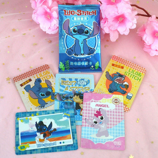 un paquet de cartes aléatoires d'illustrations de Lilo et Stitch. Elles ont un fini brillant et sont parfaites pour les collectionneurs.