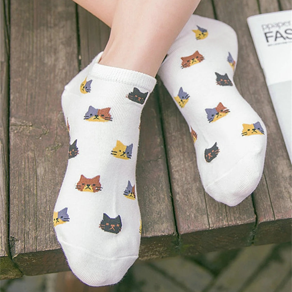 des chaussettes toutes douces et colorées : bleu, rose, blanc, beige et jaune moutarde au design de têtes de chat multicolores et trop mignons 
