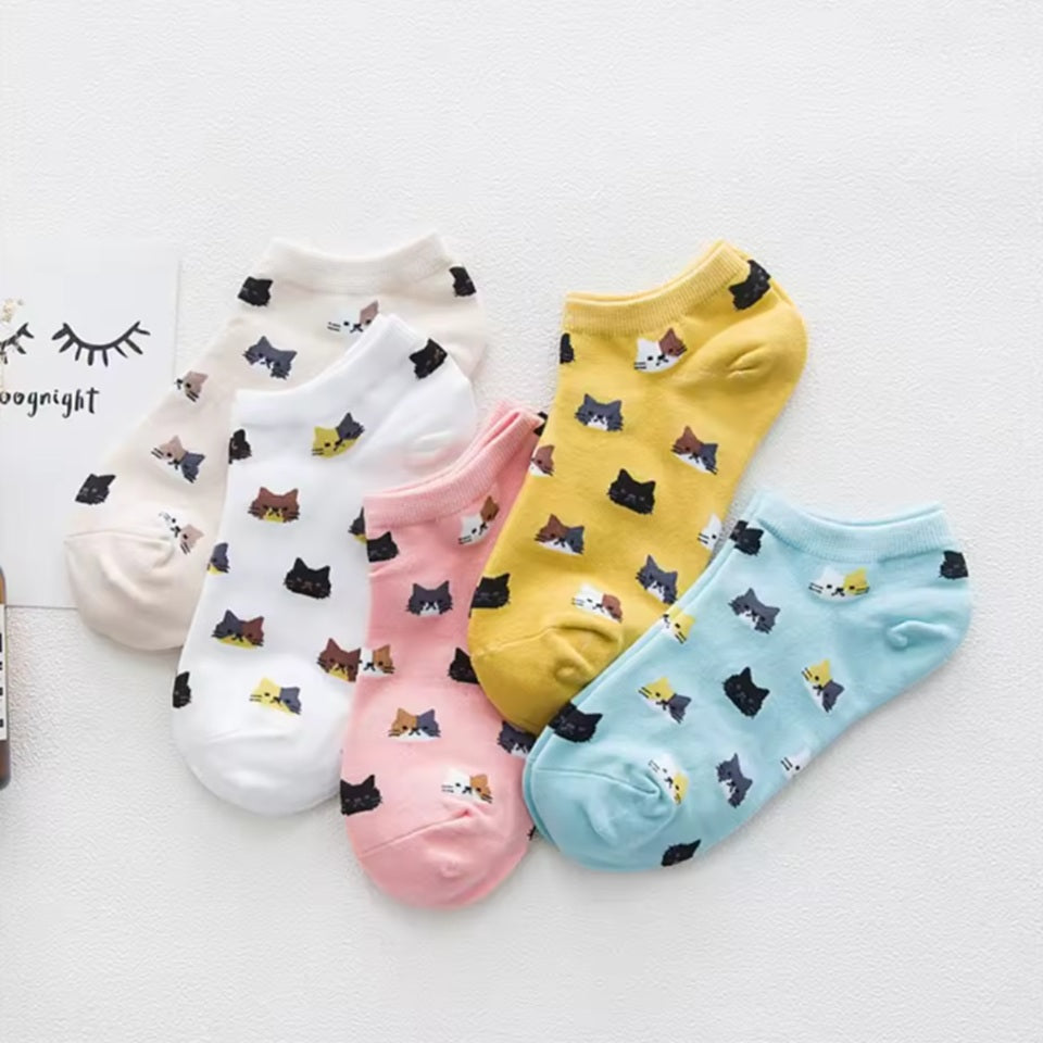 des chaussettes toutes douces et colorées : bleu, rose, blanc, beige et jaune moutarde au design de têtes de chat multicolores et trop mignons 