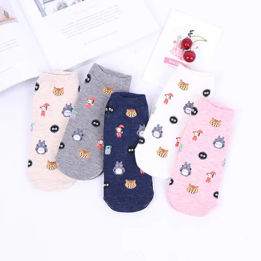 des chaussettes colorées et toutes douces inspirés du film mon voisin totoro : beige, gris, bleu, blanc et rose. On rerouve les personnages principaux du film.