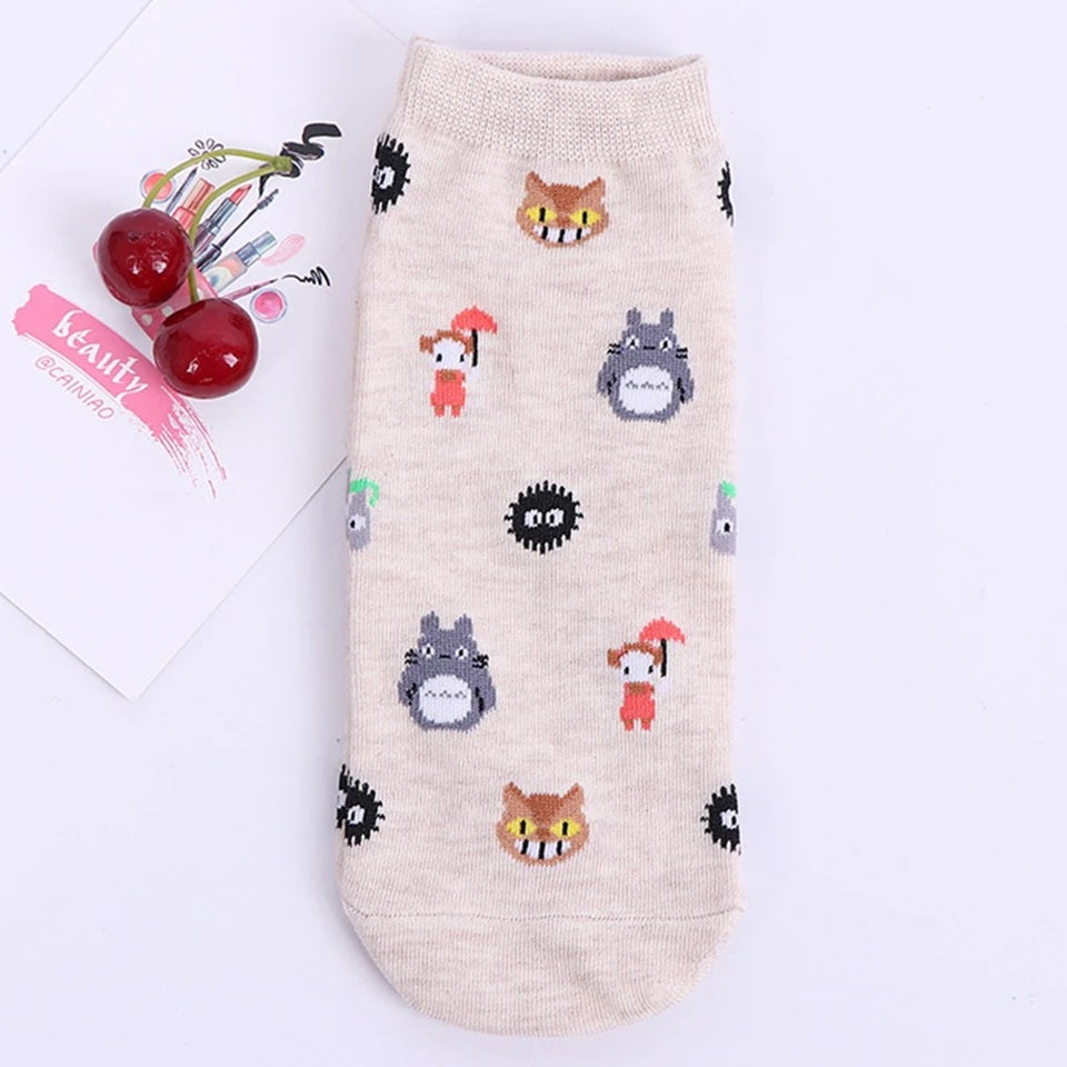 des chaussettes colorées et toutes douces inspirés du film mon voisin totoro : beige, gris, bleu, blanc et rose. On rerouve les personnages principaux du film.