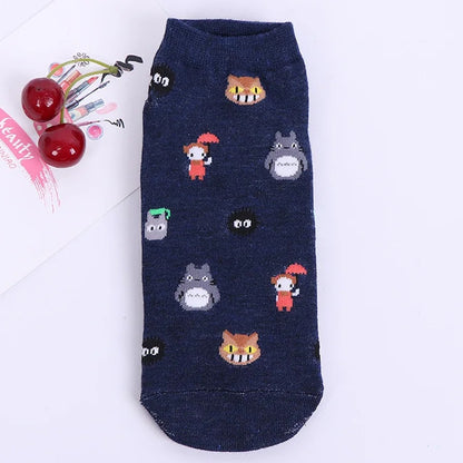 des chaussettes colorées et toutes douces inspirés du film mon voisin totoro : beige, gris, bleu, blanc et rose. On rerouve les personnages principaux du film.