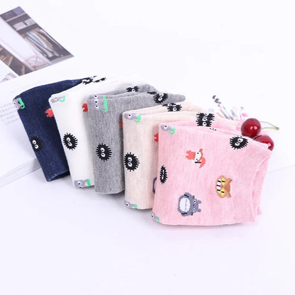 des chaussettes colorées et toutes douces inspirés du film mon voisin totoro : beige, gris, bleu, blanc et rose. On rerouve les personnages principaux du film.