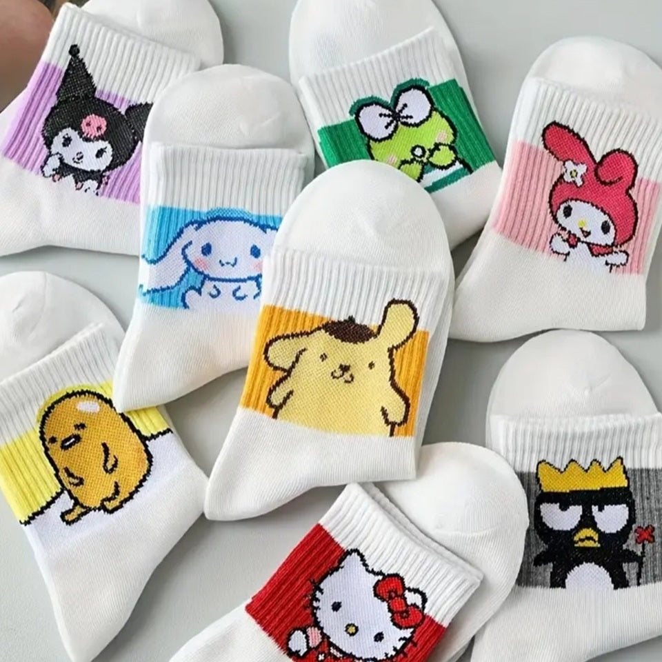 des chaussettes blanches inspirées des personnages sanrio : Hello kitty, badz maru, gudetama, keroppi, my melody, cinnamoroll, kuromi et pompompurin