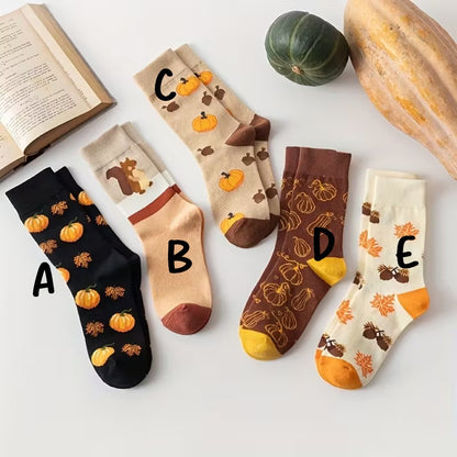 des chaussettes aux motifs de citrouilles, de glands et d'écureuils et aux couleurs automnales. Elles rappellent l'automne avec leurs couleurs chaudes.