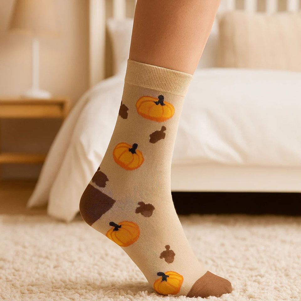des chaussettes aux motifs de citrouilles, de glands et d'écureuils et aux couleurs automnales. Elles rappellent l'automne avec leurs couleurs chaudes.