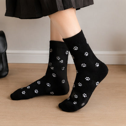des chaussettes toutes douces noires, grises et blanches au motif d'empreintes de pattes de chat toutes mignonnes