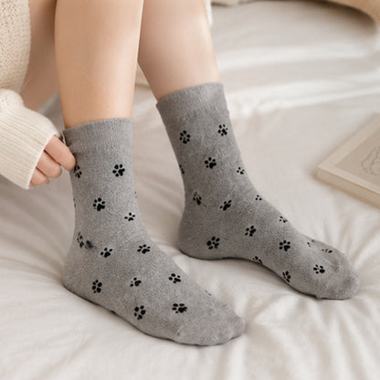 des chaussettes toutes douces noires, grises et blanches au motif d'empreintes de pattes de chat toutes mignonnes