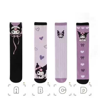 des chaussettes kuromi dans les tons violet et noir trop mignonnes et toutes douces.