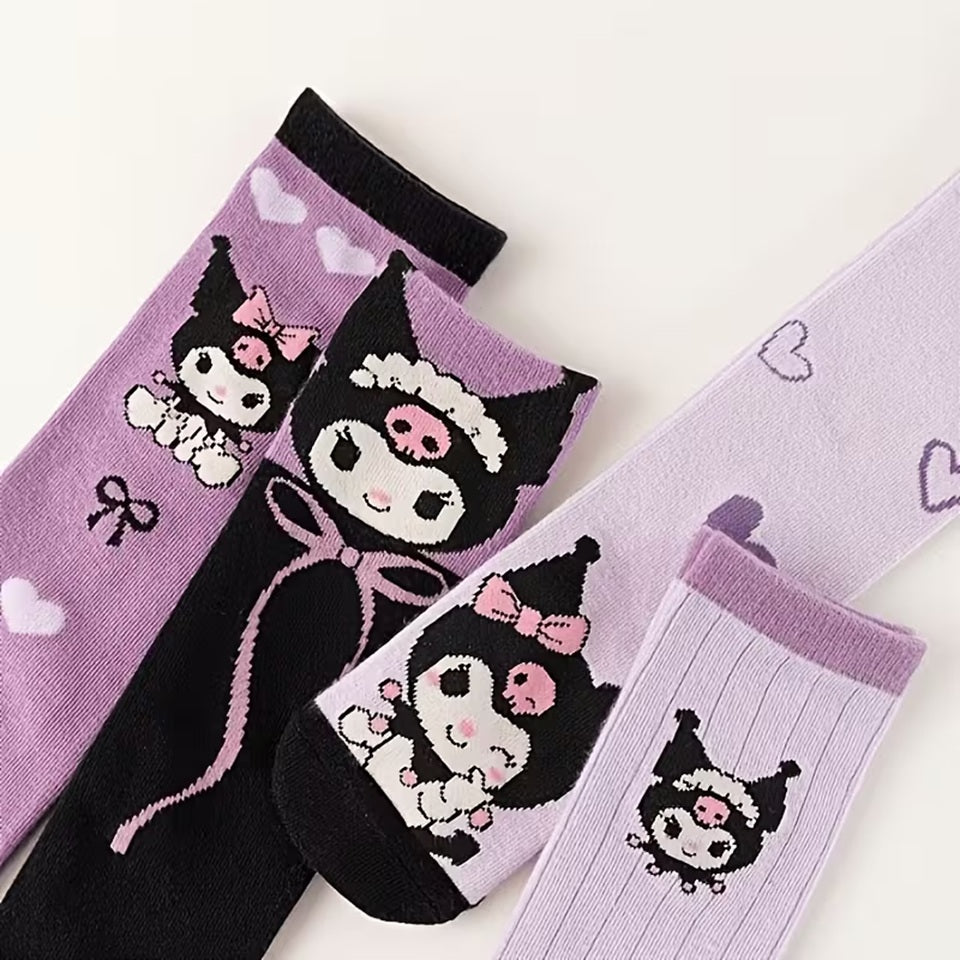 gros plan sur des chaussettes kuromi dans les tons violets et noir. On voit le personnage Kuromi trop mignon dans des poses et situations différentes.