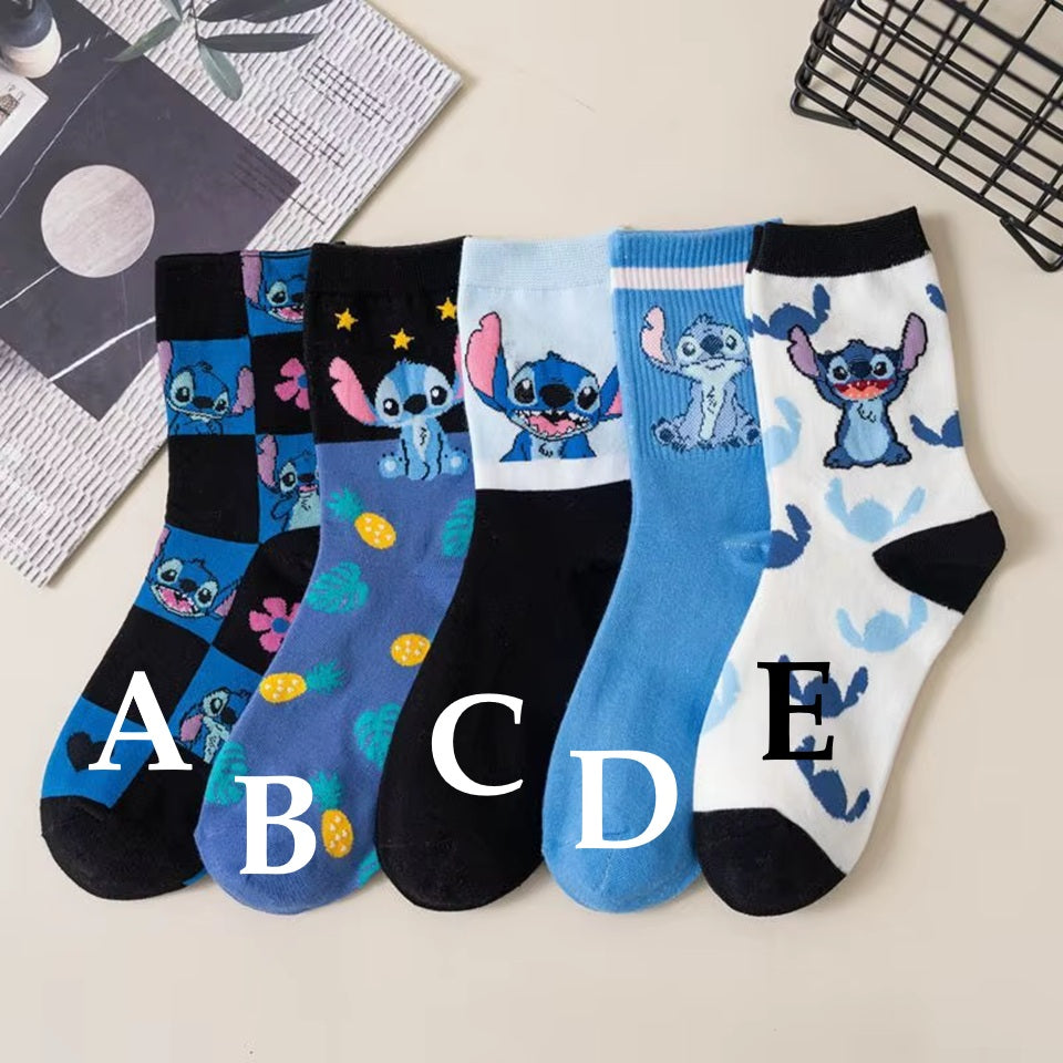 Des chaussettes inspirées par Stitch. Motif et couleurs de Stitch pour un look mignon, fun et coloré