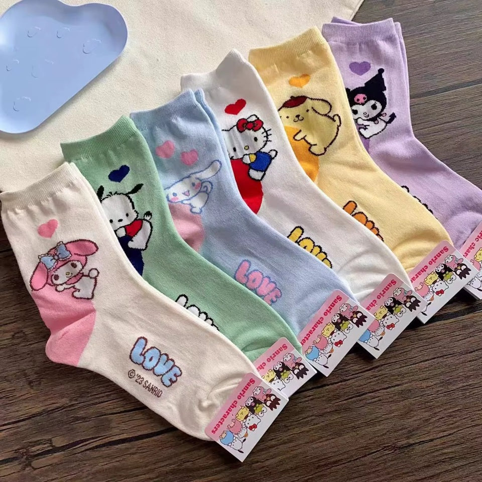 des chaussettes colorés au design mignon et fleuri des personnages Sanrio : Kuromi, Pompompurin, Cinnamoroll, My Melody et Hello Kitty