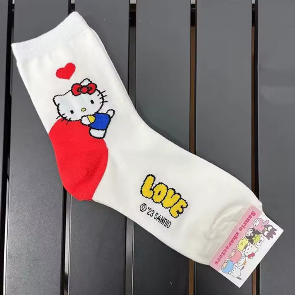 des chaussettes colorés au design mignon et fleuri des personnages Sanrio : Kuromi, Pompompurin, Cinnamoroll, My Melody et Hello Kitty