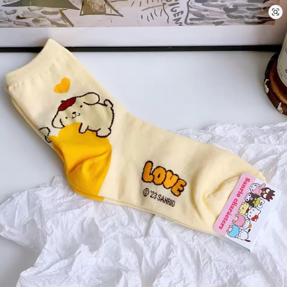 des chaussettes colorés au design mignon et fleuri des personnages Sanrio : Kuromi, Pompompurin, Cinnamoroll, My Melody et Hello Kitty