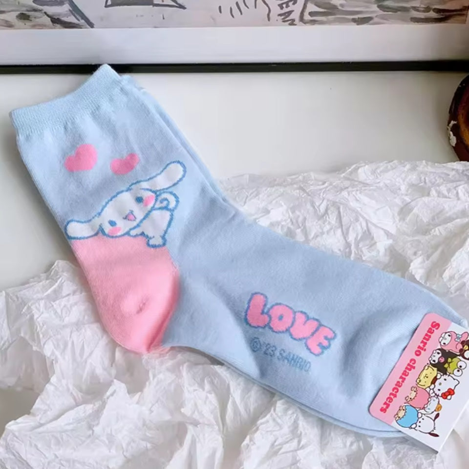 des chaussettes colorés au design mignon et fleuri des personnages Sanrio : Kuromi, Pompompurin, Cinnamoroll, My Melody et Hello Kitty