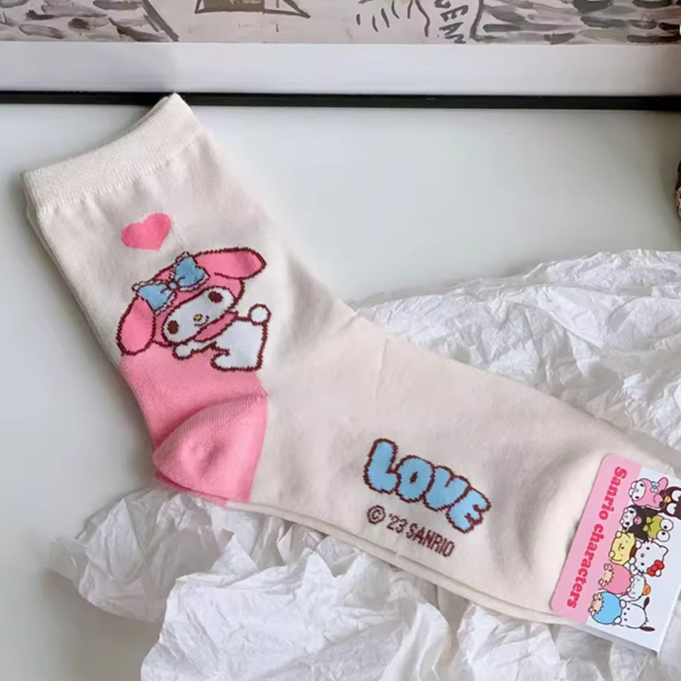 des chaussettes colorés au design mignon et fleuri des personnages Sanrio : Kuromi, Pompompurin, Cinnamoroll, My Melody et Hello Kitty