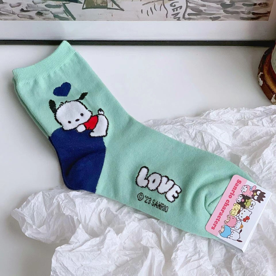 des chaussettes colorés au design mignon et fleuri des personnages Sanrio : Kuromi, Pompompurin, Cinnamoroll, My Melody et Hello Kitty
