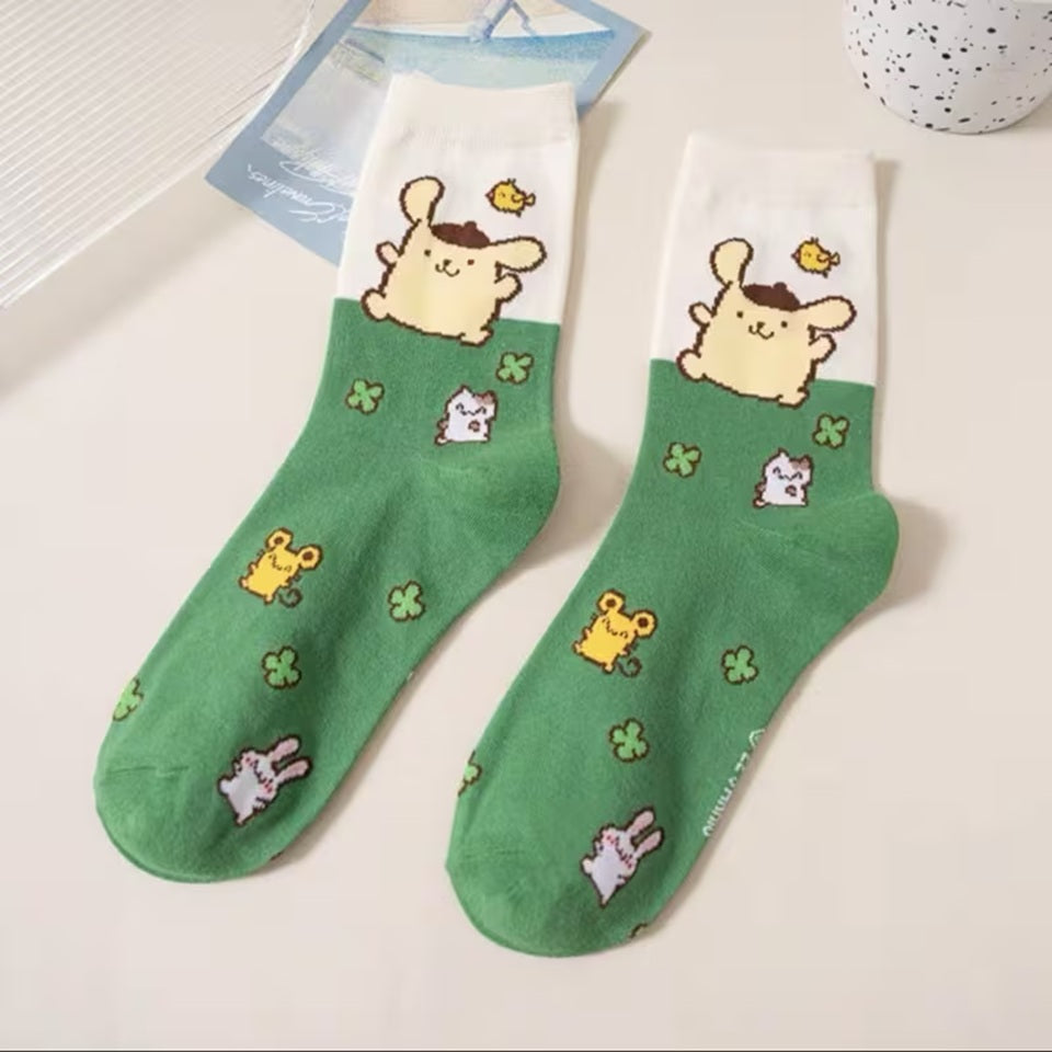Lot de chaussettes Sanrio colorées et douces représentant les personnages Hello Kitty, Kuromi, My Melody, Cinnamoroll et Pompompurin sur fond pastel. Chaussettes confortables au style kawaii pour le quotidien.