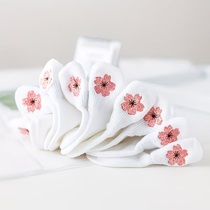 des chaussettes toutes douces blanches, une fleur de sakura rose est brodée à l'arrière