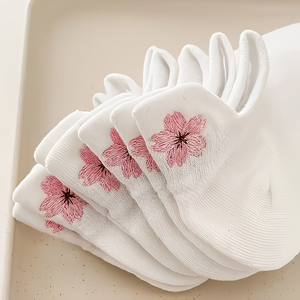 des chaussettes toutes douces blanches, une fleur de sakura rose est brodée à l'arrière