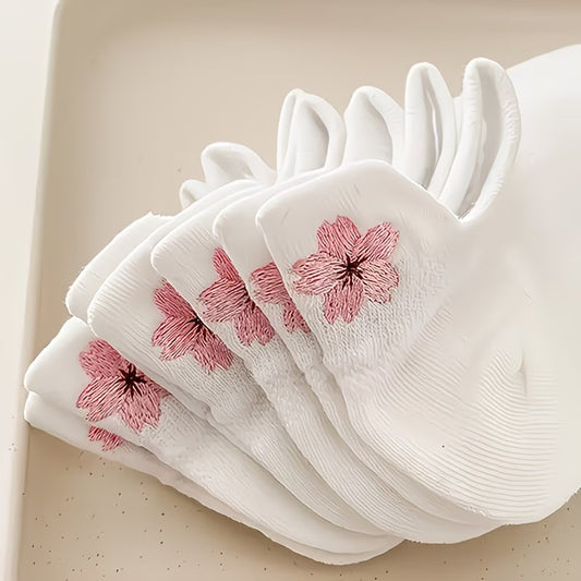 des chaussettes toutes douces blanches, une fleur de sakura rose est brodée à l'arrière