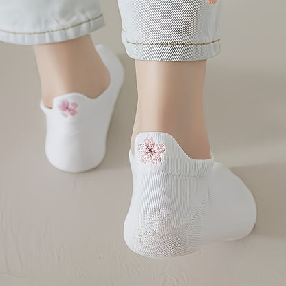 des chaussettes toutes douces blanches, une fleur de sakura rose est brodée à l'arrière