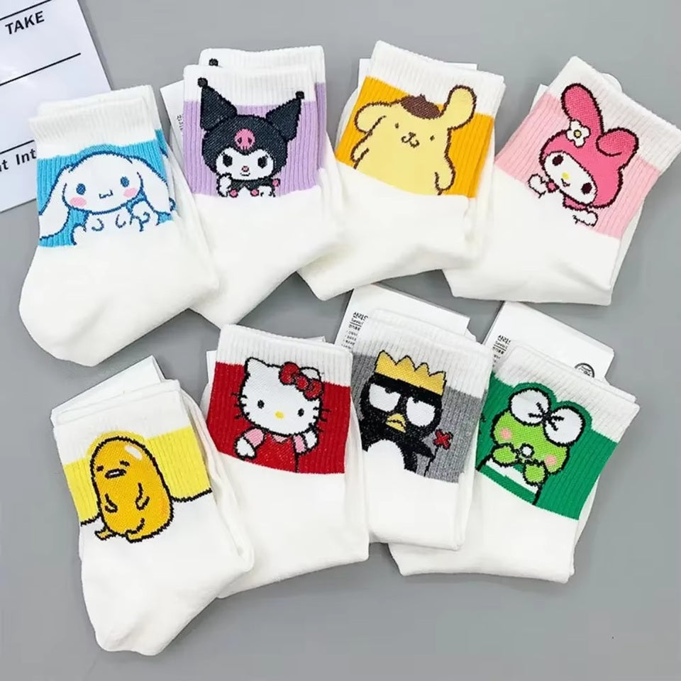 des chaussettes blanches inspirées des personnages sanrio : Hello kitty, badz maru, gudetama, keroppi, my melody, cinnamoroll, kuromi et pompompurin
