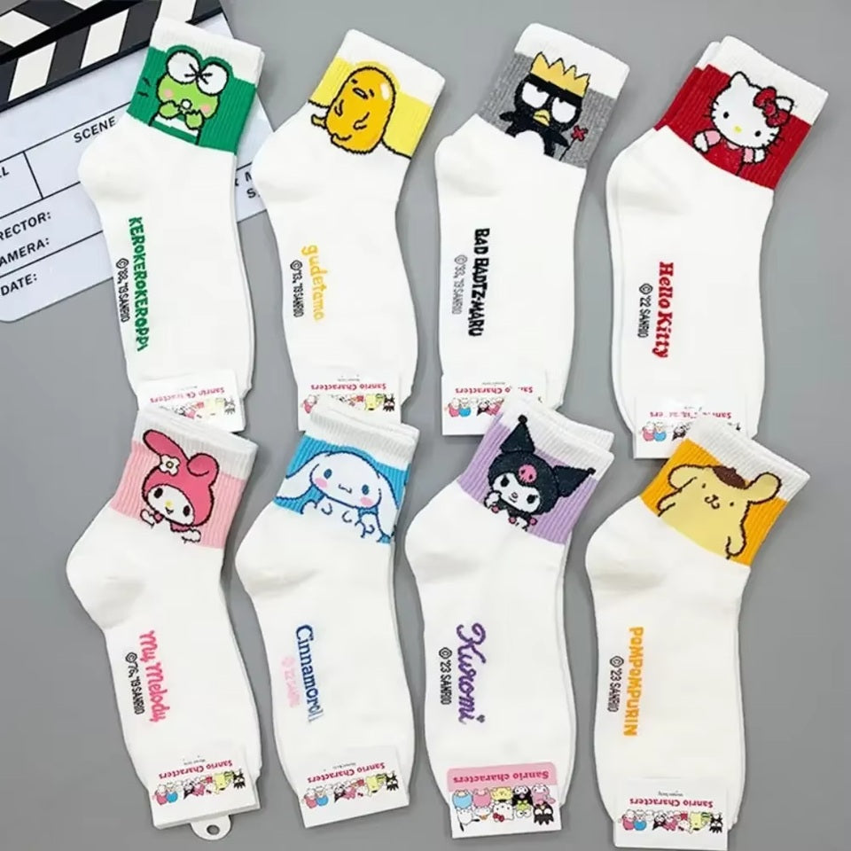 des chaussettes blanches inspirées des personnages sanrio : Hello kitty, badz maru, gudetama, keroppi, my melody, cinnamoroll, kuromi et pompompurin
