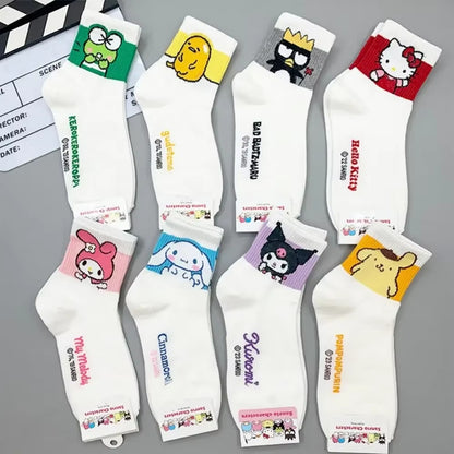 des chaussettes blanches inspirées des personnages sanrio : Hello kitty, badz maru, gudetama, keroppi, my melody, cinnamoroll, kuromi et pompompurin