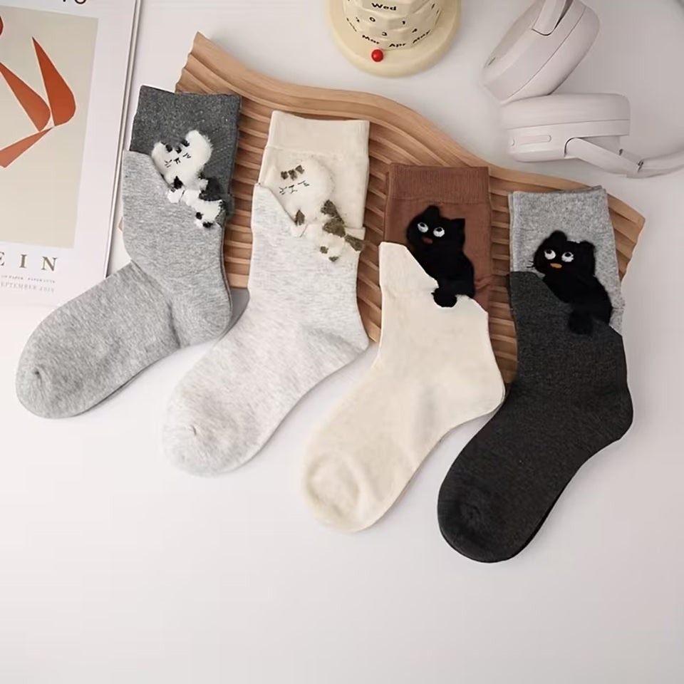 des chaussettes toutes douces représentant un chat posé sur une doublure cousue, comme s'il s'était endormi dessus. Cela crée un joli contraste adorable et original.