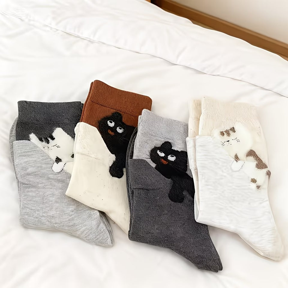 des chaussettes toutes douces représentant un chat posé sur une doublure cousue, comme s'il s'était endormi dessus. Cela crée un joli contraste adorable et original.