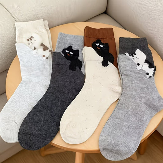 des chaussettes toutes douces représentant un chat posé sur une doublure cousue, comme s'il s'était endormi dessus. Cela crée un joli contraste adorable et original.