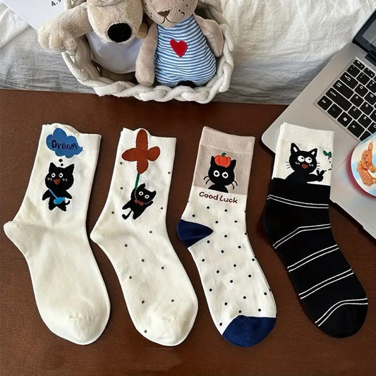 des chaussettes en coton toutes douces au motif d'un chat noir dans différentes situations adorables. Certains ont un motif de pois, d'autres de lignes.