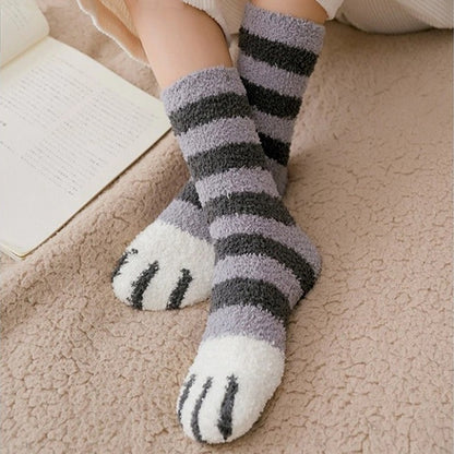 des chaussettes au motif et coloris de pattes de chat trop mignonnes et super douces: calico, bruns, gris, ou noires. En matière pilou, elles sont confortables et adorables.